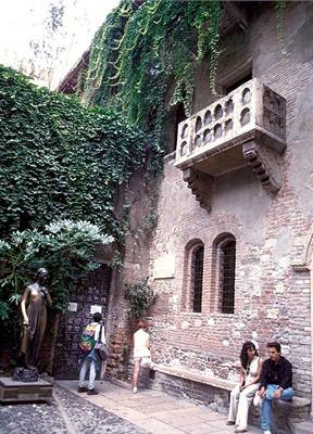 Balkon, kde se údajn setkali Romeo a Julie v italské Veron. Te tam mete uzavít satek